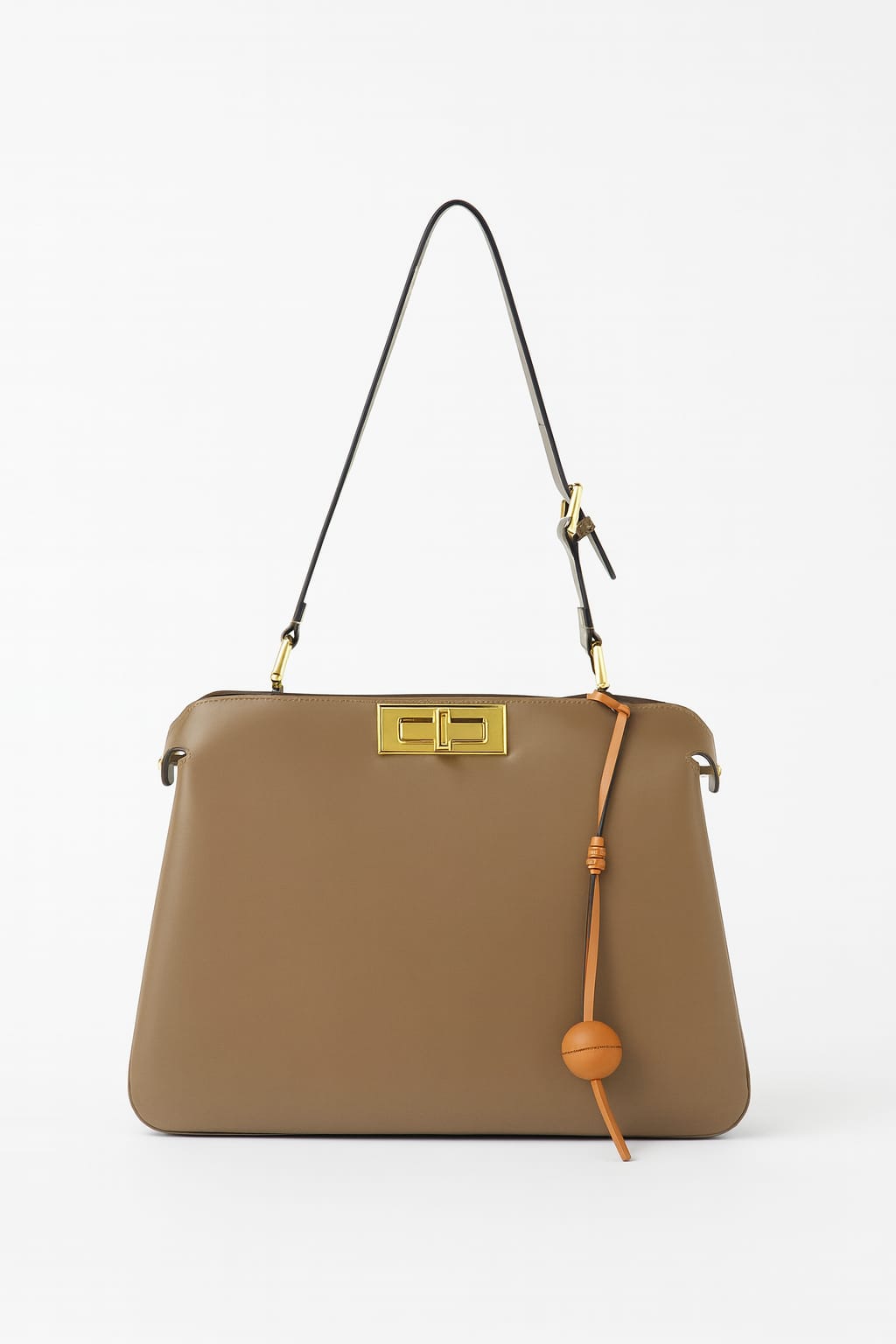 Fendi Peekaboo Large bag embodies Italian luxury at its finest - الصورة 7