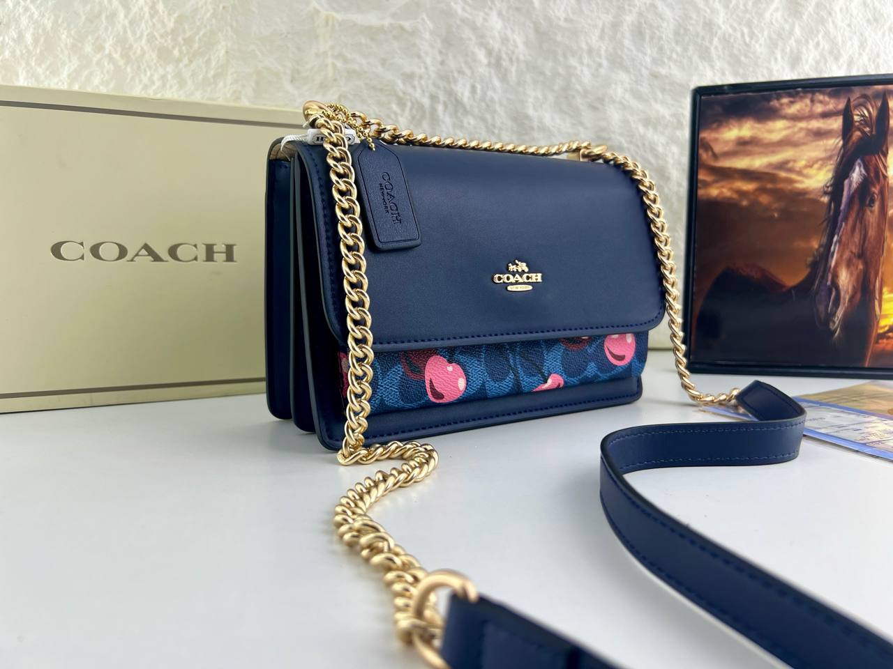Luxury Coach mini bags with a playful twist - الصورة 6