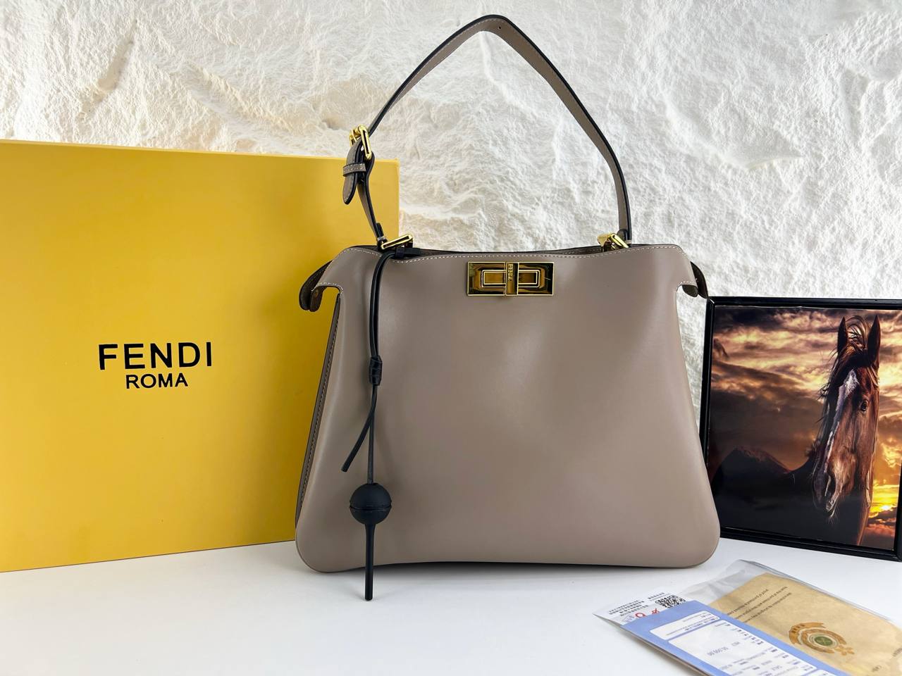 Fendi Peekaboo Large bag embodies Italian luxury at its finest - الصورة 6