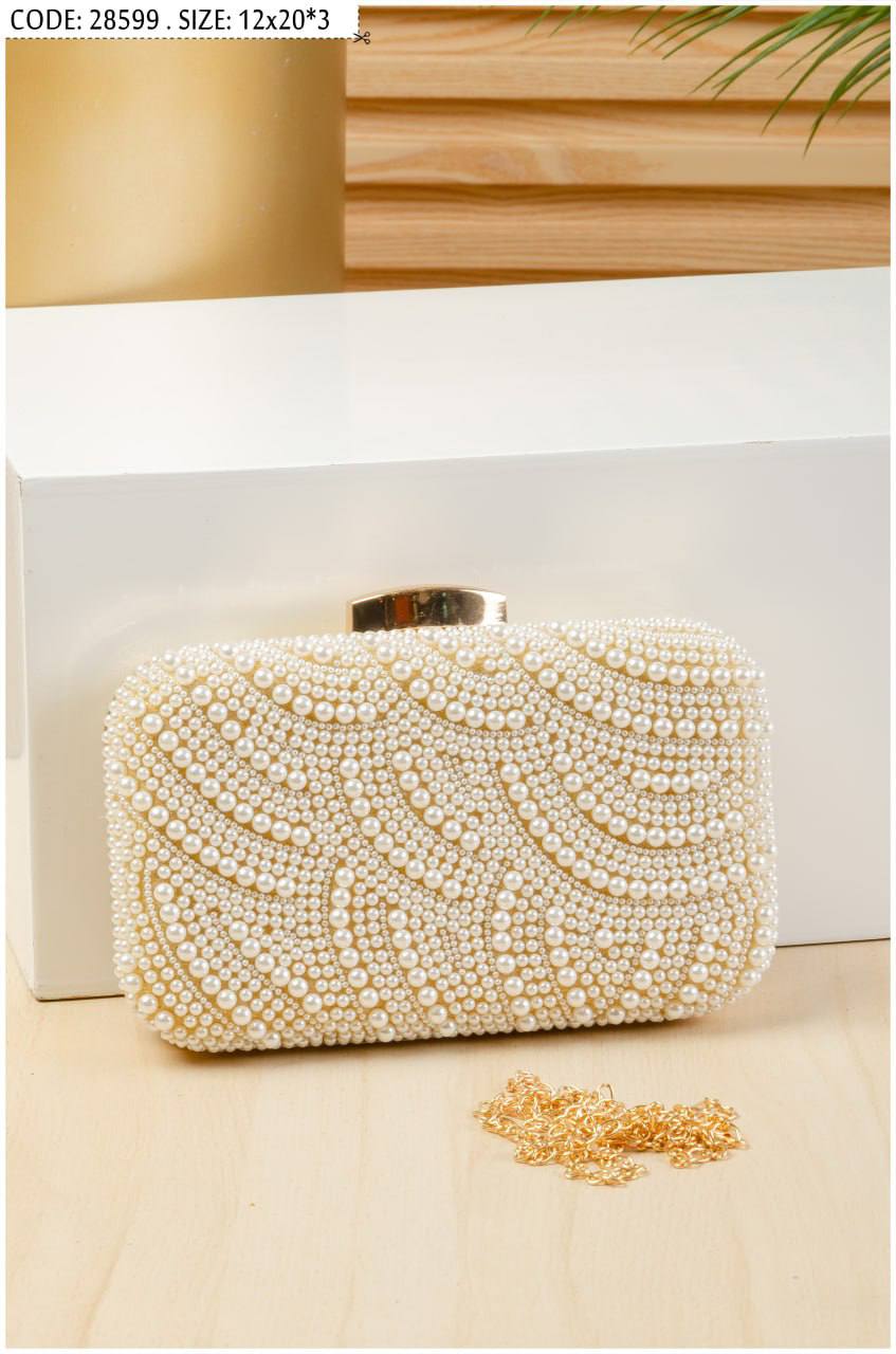 She Clutches - Image 5