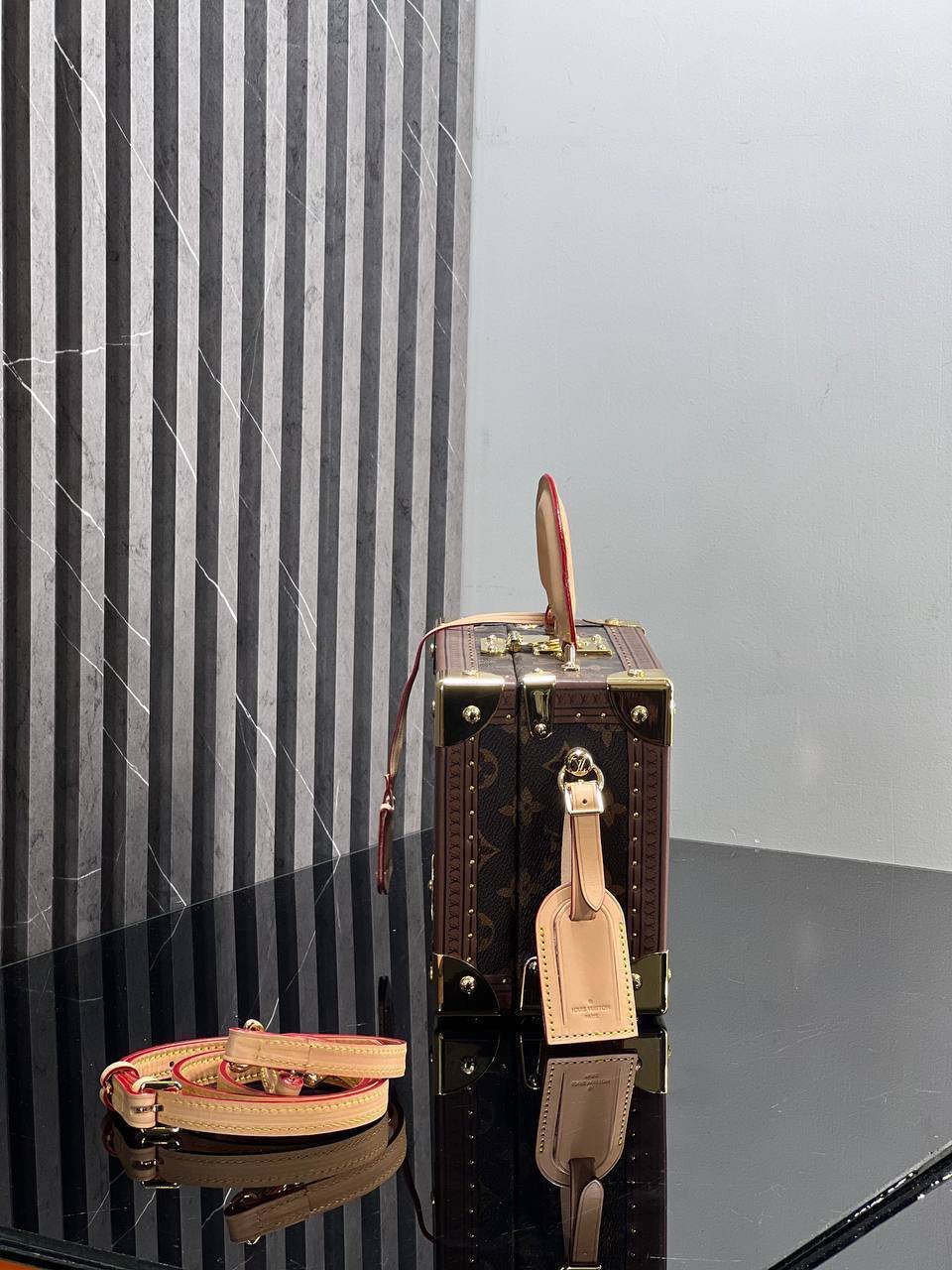 Louis Vuitton Petite Valise for 45673 - الصورة 7