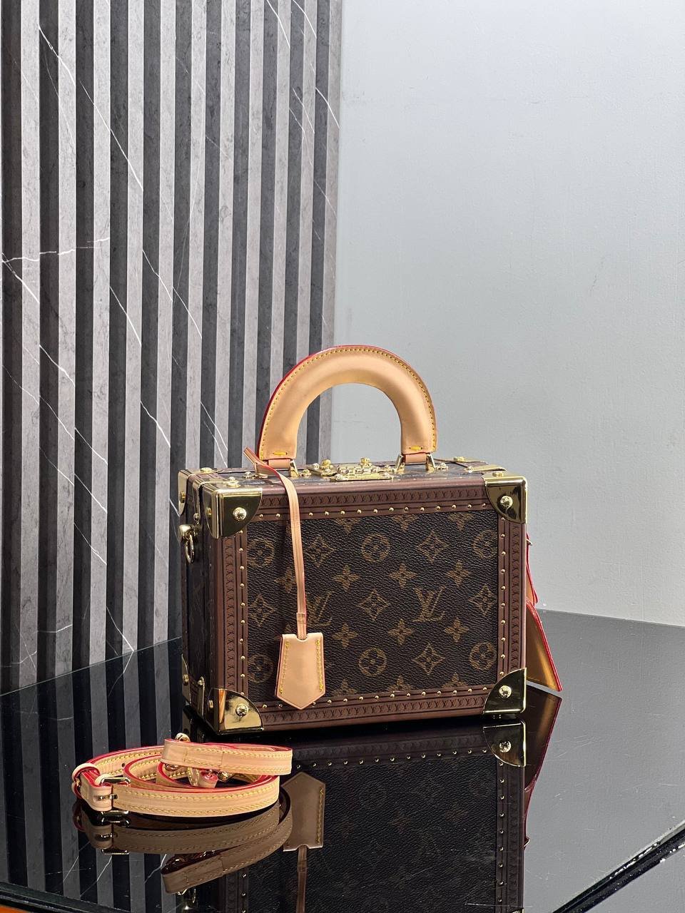 Louis Vuitton Petite Valise for 45673 - الصورة 8